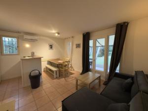 Maison t3 climatisée avec accès piscine à vagues, Domaine de Pont Royal - FR-1-658-37