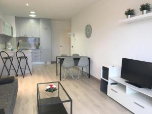 Apartamento renovado en primera línea de playa en Roses, aire acondicionado y ascensor - HISP-312-21