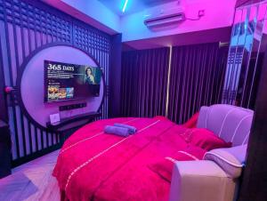 S&D Honeymoon Studio 2002 with Tantra Chair at Pollux