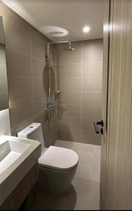 Luxury 2BR Condo in Makati Near Malls & Offices