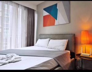 Luxury 2BR Condo in Makati Near Malls & Offices