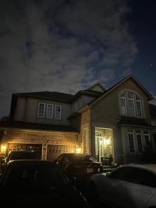 3300 SqFt - Modern and Comfort - 3 BDRM Getaway - Relax - Unwind - Explore - Near Toronto Pearson Airport & Toronto Downtown