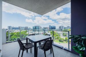 Exec Apartment Walk to RNA & King St, Pool, Gym, Parkng