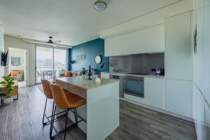 Exec Apartment Walk to RNA & King St, Pool, Gym, Parkng