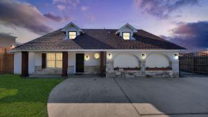 Luxe King 6BR Family Home with Fire Pit & Patio & Free Parking