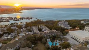 Baytowne Wharf by AvantStay Sandestin Condo Communal Pool Resort Amenities Near Beach Dining Marina
