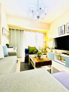 Wanderlust Getaway at Tagaytay high floor, balcony with views & own parking