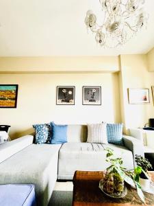 Wanderlust Getaway at Tagaytay high floor, balcony with views & own parking