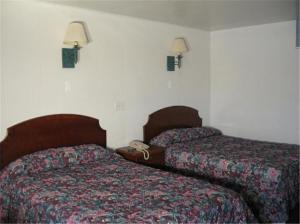 Double Room with Two Double Beds - Smoking room in Valley Motel Pittsburgh