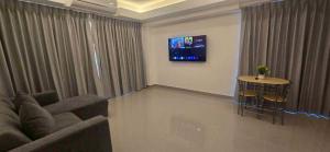 Big 1 Bedroom Condo close to Beach (J502)