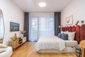 New studio, King bed, Free parking, Terrace