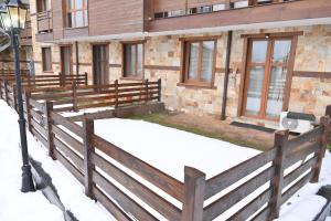 The Mountain Hug Studio 1 by SI Stay