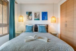 Cozy Apt with pool, Wifi, parking, Golf Views & Sunny Private Balcony