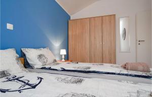 2 Bedroom Cozy Apartment In Cizici