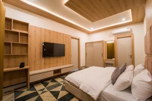 Lumira Queensbury Villa