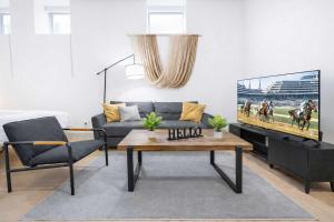 Bright and Modern Studio in Louisville # 107