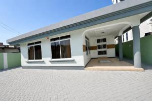 Modern 5-Bedroom Family Home Near Palm Village