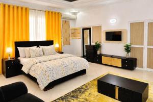 Modern 5-Bedroom Family Home Near Palm Village