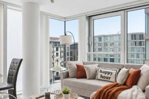 Stylish City Centre Apartment - Balcony, Free Parking, Fast WiFi and Smart TV by Yoko Property