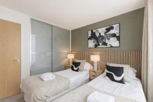 Stylish City Centre Apartment - Balcony, Free Parking, Fast WiFi and Smart TV by Yoko Property