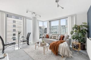 Stylish City Centre Apartment - Balcony, Free Parking, Fast WiFi and Smart TV by Yoko Property