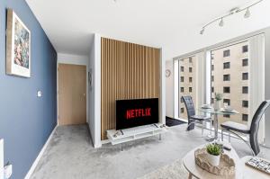 Stylish City Centre Apartment - Balcony, Free Parking, Fast WiFi and Smart TV by Yoko Property