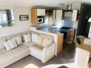 Brilliant 8 Berth Caravan With Decking And Nearby Scratby Beach Ref 50050F