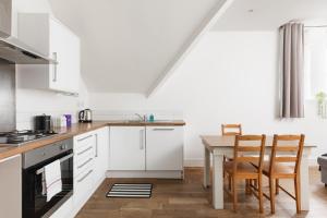 New! 2BR Hackney Gem with Balcony, 9 mins to Tube