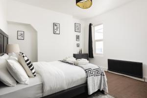 New! 2BR Hackney Gem with Balcony, 9 mins to Tube