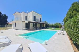 Villa Elios Adriana con piscina a Lascari