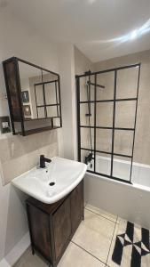 2BR Apt FREE parking Royal Lpool Golf Course Views