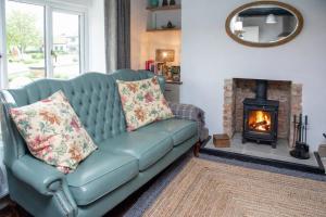 2 Bed Village Cottage With Free Parking For Work Stays & Holiday Breaks