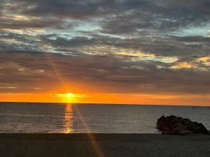 Appartement climatisé bord de plage Vue Mer et Canigou avec Terrasse- Parking