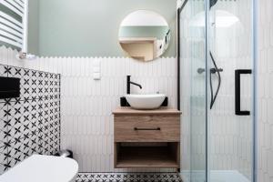 Urban Retreat - Krowoderska Apartment - by Upstairs