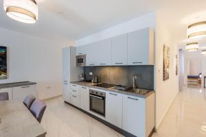 Sliema A28 - 5 mins walk to Valletta Ferry - Shopping Mall and Bay Sleeps 8 by QuickTrips