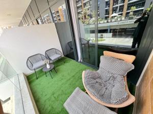 Azizi 26 - Unique Studio for Work and Vacation