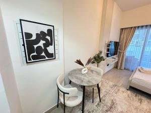 Azizi 26 - Unique Studio for Work and Vacation