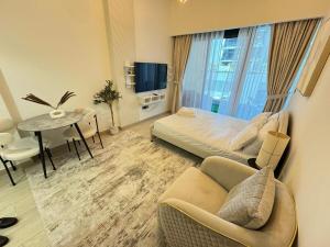 Azizi 26 - Unique Studio for Work and Vacation