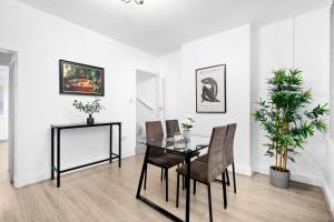 Luxury 3 Bed House - Sleeps 5 - On Street Parking - Garden - Netflix 11T