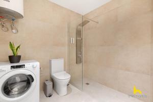 Eclectic Studio with Ceiling Window near Acropolis!