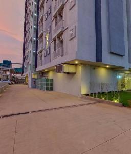 Modern Studio Near Bombay Hospital Pool & Balcony #925