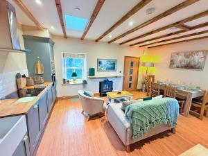 Bumblebee Cottage-Uk39918