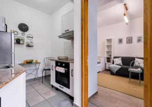 Cozy Studio with Terrace & Parking