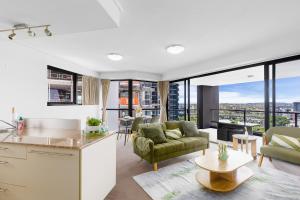Oaks Panoramic 2BR City Apartment with Pool, Parking, Gym