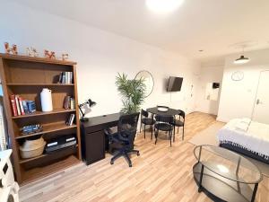 Winchmore Hill- Ground Floor Studio