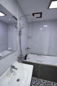 We House Guest Hotel