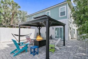 Jax Beach Hot Tub Retreat - Private Backyard - Fire Pit - Sleeps 8 - 5 Min to Beach