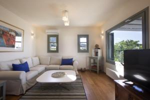 Villa Erato · Ideal family Villa for 8 - Pool, Sea Views