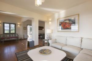 Villa Erato · Ideal family Villa for 8 - Pool, Sea Views