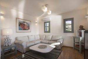 Villa Erato · Ideal family Villa for 8 - Pool, Sea Views
